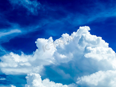 蓝色天空的云摄影照片_蓝色天空中淡蓝色的云