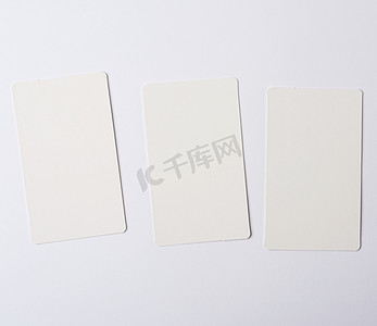 三张空白长方形纸质白色名片