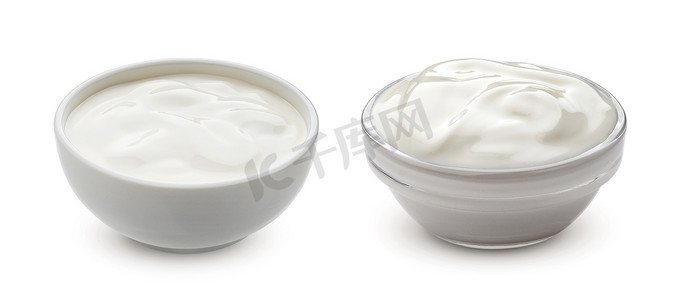 白色背景中孤立的碗中的希腊酸奶