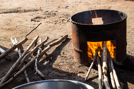 炉子用加仑罐做的木柴做饭。