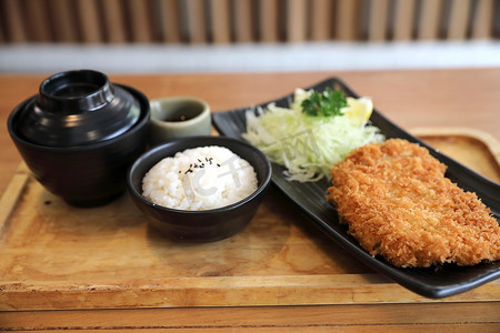日本油炸猪排配米饭，日本料理