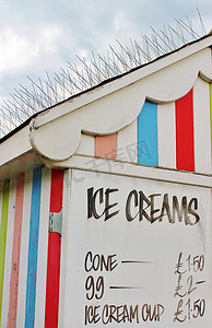 冰淇淋小屋摄影照片_维多利亚条纹“Beach hut”海滨风格冰淇淋小屋