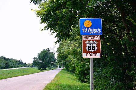 历史悠久的 66 号公路路标。