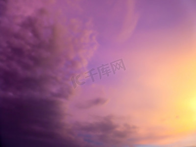 暮色云和天空的实际抽象紫色