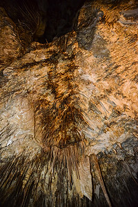 方解石摄影照片_大型地下的方解石入口、钟乳石和石笋