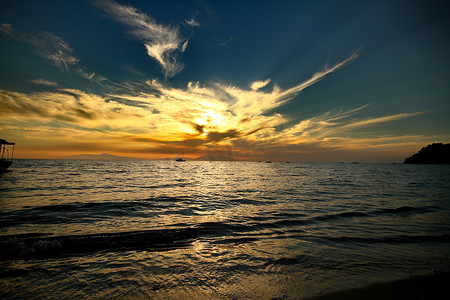 海面天空摄影照片_海面上的红紫橙夕阳