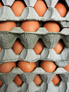 在市场上出售的新鲜鸡蛋的图片
