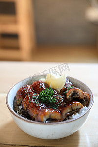 日本食品鳗鱼盖饭，木 b 上日本米饭上的烤鳗鱼