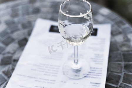 过滤图像酒味概念与一杯干白葡萄酒 a