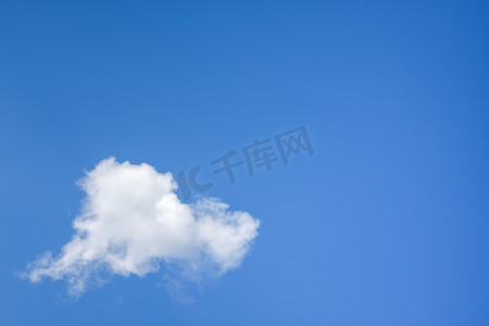 朵云摄影照片_蓝天背景中的一朵云