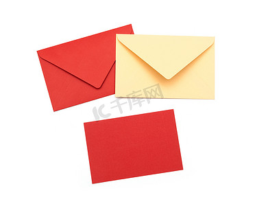 白色背景上的红色信封