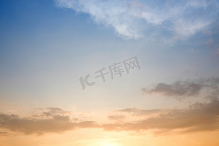 蓝色太阳背景摄影照片_在日出黎明的天空背景