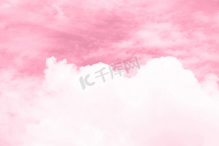 粉色云彩背景摄影照片_模糊的天空柔和的粉红色云彩，模糊的天空柔和的粉红色柔和的背景，爱情人节背景，粉红色的天空清晰柔和的柔和的背景，粉红色柔和的模糊天空壁纸