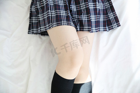 穿着白色床单的日本女学生服装腿肖像