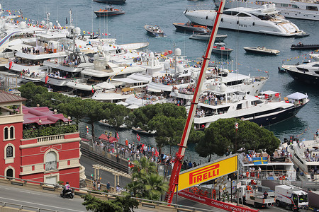 观众从游艇上观看 2016 年 F1 摩纳哥大奖赛