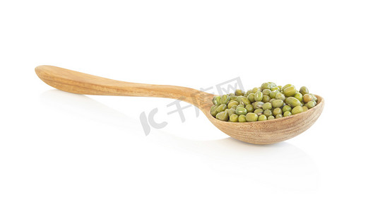 大豆食品摄影照片_白色背景上分离的绿豆木勺，保健