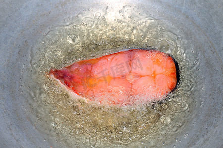 鱼生片烹饪、热油锅炸鱼片、饮食用炸鱼、油锅炸鱼片是食品蛋白质饮食健康