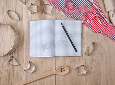 空白开放式笔记本和木制厨房配件