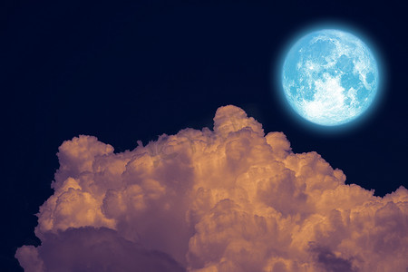满海狸月亮背在夜空中的深橙色云