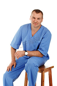 一位年轻男医生的画像，身穿蓝色医用外科手术服