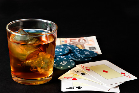 扑克、威士忌和金钱。