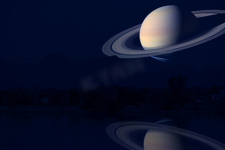 反射在夜空的土星后面剪影山和河