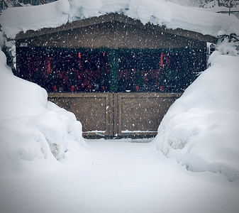雪天装饰的房子被雪覆盖