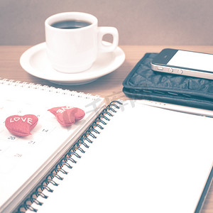 办公桌：咖啡和电话、钱包、日历、心形、记事本 vi