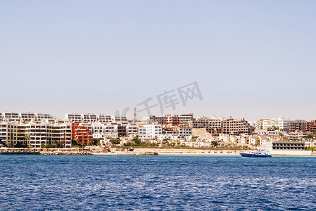 赫尔格达海岸线与酒店和度假村建筑。