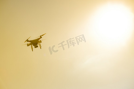 气候分析摄影照片_无人机与相机飞向天空
