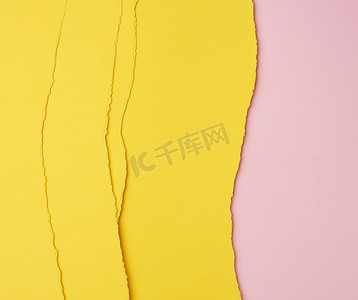分层黄色撕纸的背景，粉红色上有阴影