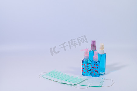 预防疾病卫生摄影照片_带酒精凝胶的卫生口罩洗手预防冠状病毒