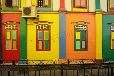 Sin 小印度建筑的彩色百叶窗和彩色立面