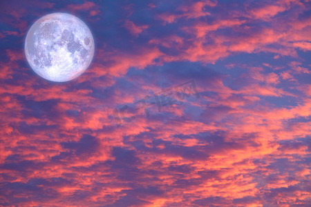 漫长的夜晚月亮背红蔓延云日落天空
