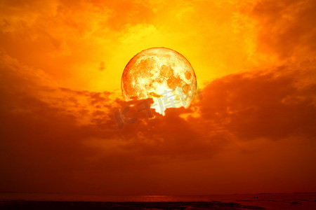 满月的背影在海中的暗红云
