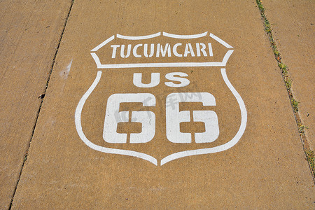 新墨西哥州图克姆卡里的 66 号公路标志。
