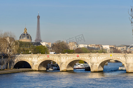 巴黎的新桥和艾菲尔铁塔