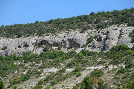 岩石中的古代采石场。