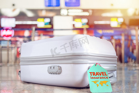 机场的旅行袋，手提箱上有旅行保险标签