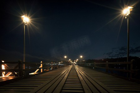 坎木头摄影照片_Utamanusorn 桥 (Mon Bridge)，由木头制成，用于横跨