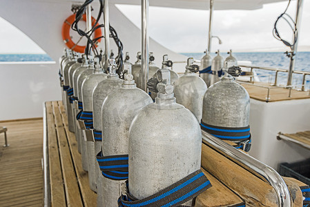 潜水船上的水肺潜水气瓶