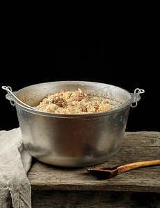 大锅牛肉摄影照片_肉饭是一种东方菜肴，由脂肪和切片的煮米饭制成