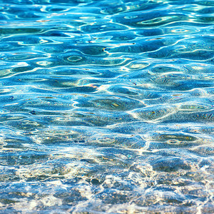 清澈蓝色水摄影照片_清澈的水背景