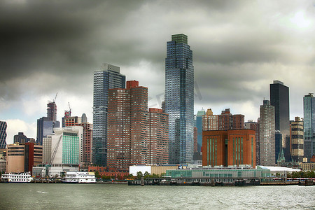 东河水与 NYC 纽约城市景观天际线