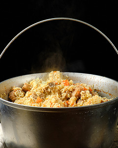 肉饭是一种东方菜肴，由脂肪和切片的煮米饭制成