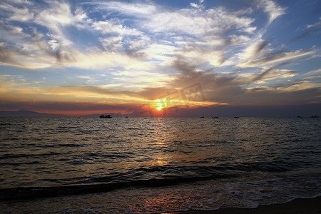 紫天空摄影照片_海面上的红紫橙夕阳
