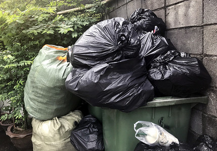 垃圾堆成堆，人行道社区村有许多垃圾塑料袋黑色垃圾，垃圾塑料垃圾造成的污染，塑料垃圾袋箱，垃圾堆，垃圾堆