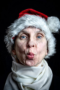 圣诞老人白胡子摄影照片_白胡子成年女性伪装成圣诞老人