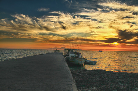 海面上的红紫橙夕阳