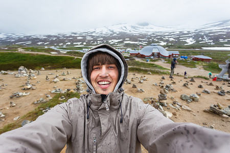 游客自拍北极圈中心。